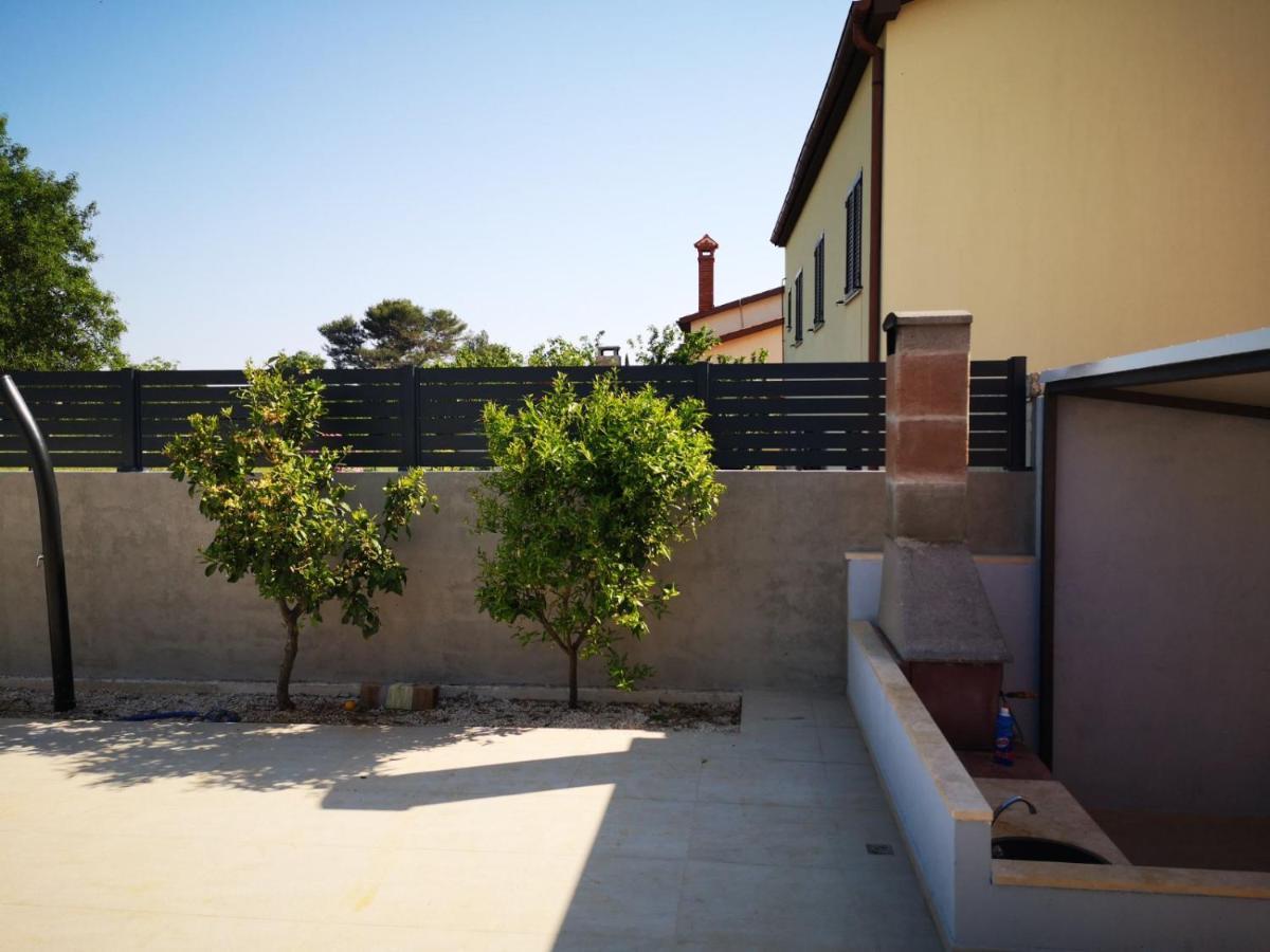 Flora Relax House, Free Parking Villa Peroj Buitenkant foto